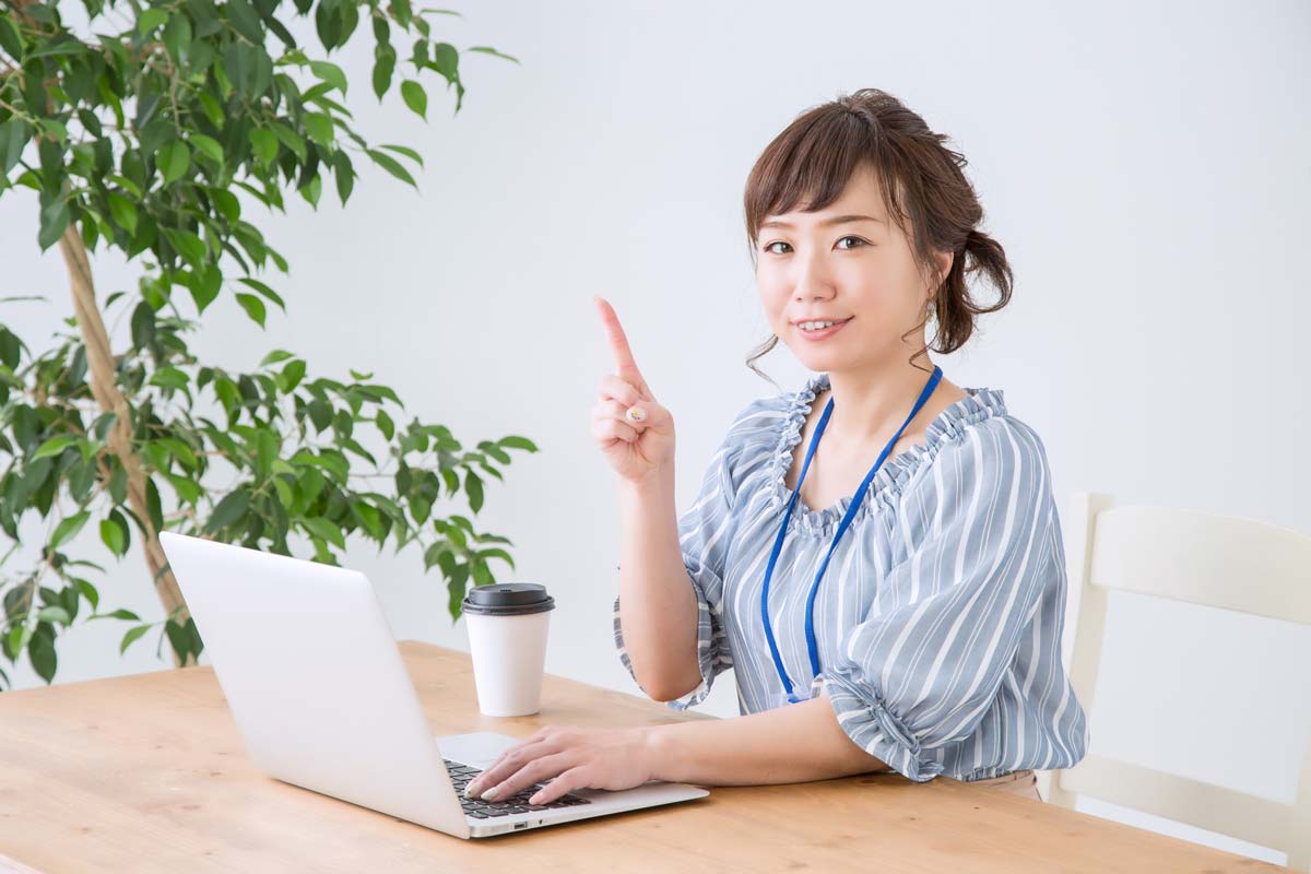 ポイントを示す女性